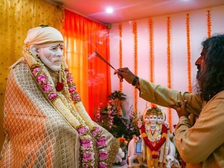 Mohanji worshipping Shirdi Sai Baba